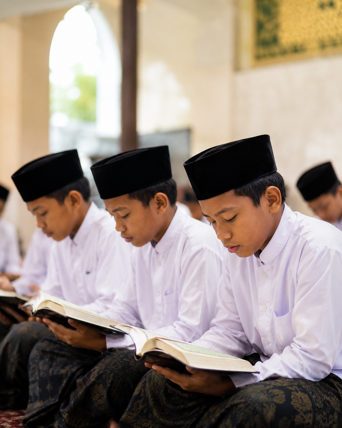 Santri membaca Al-Qur'an